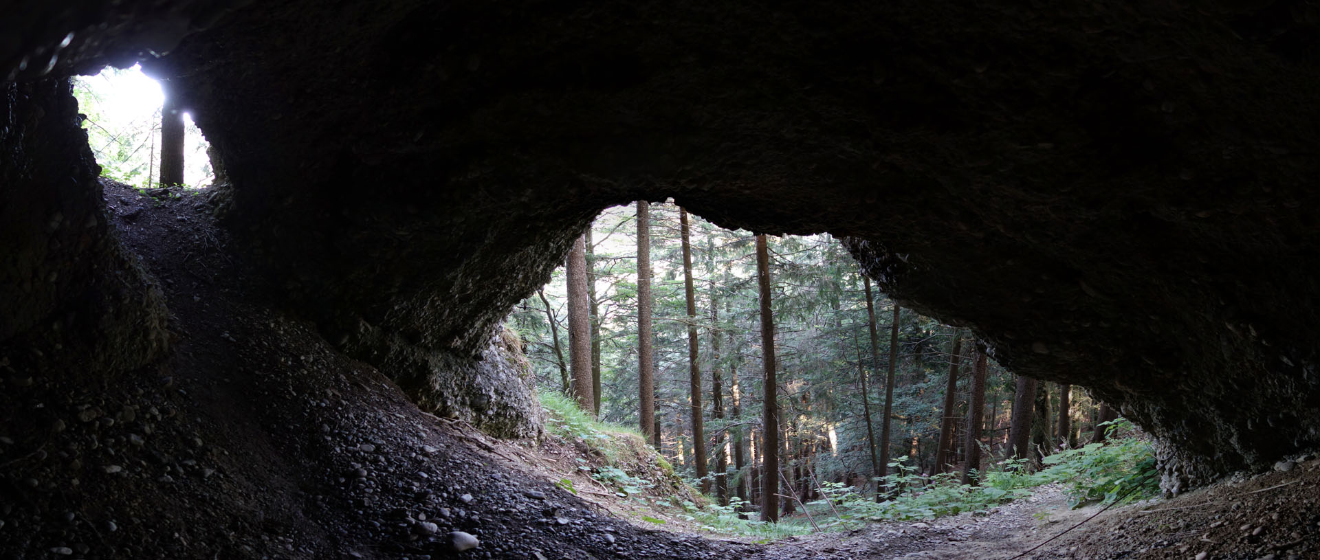 Wanderweg durch Höhle