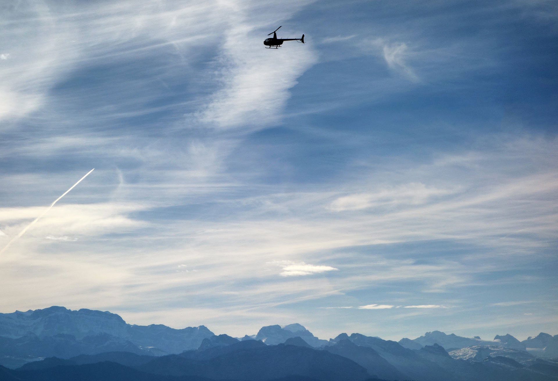 Helikopter über Alpen