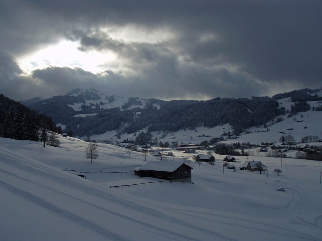 Dunkle Wolken in verschneiter Landschaft