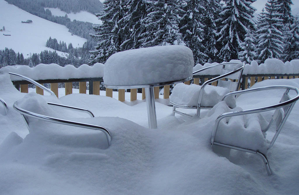 Verschneiter Tisch und Stühle