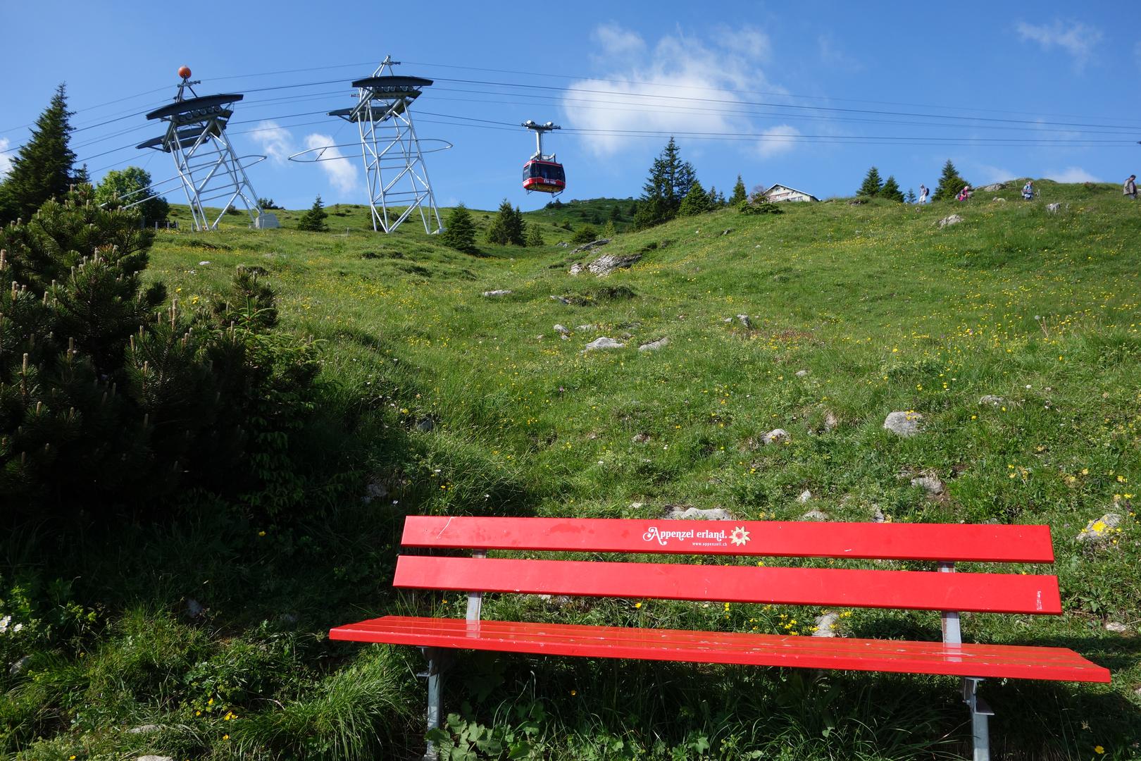 Bank auf Ebenalp vor Seilbahn