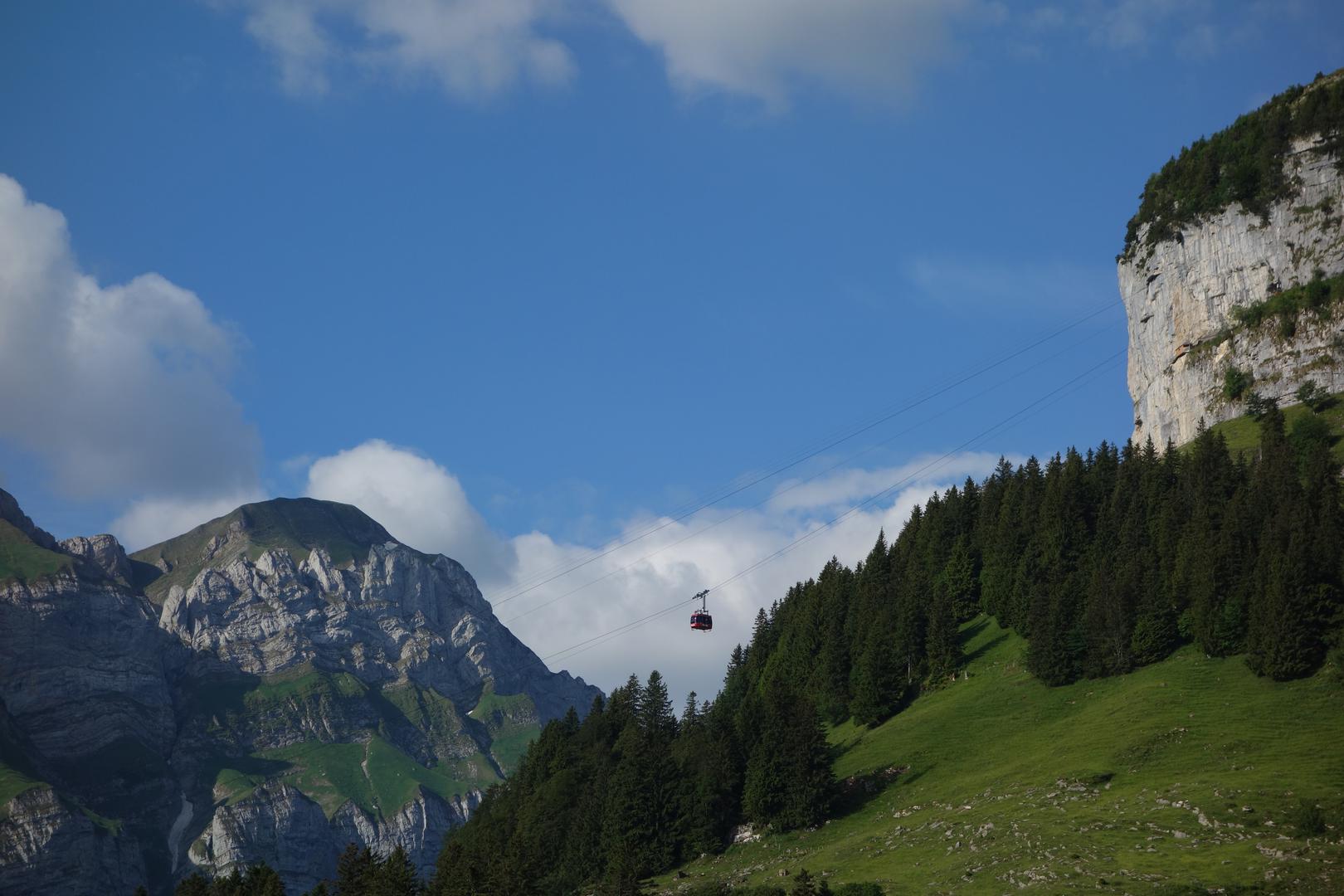 Ebenalp Seilbahn vor Felswand