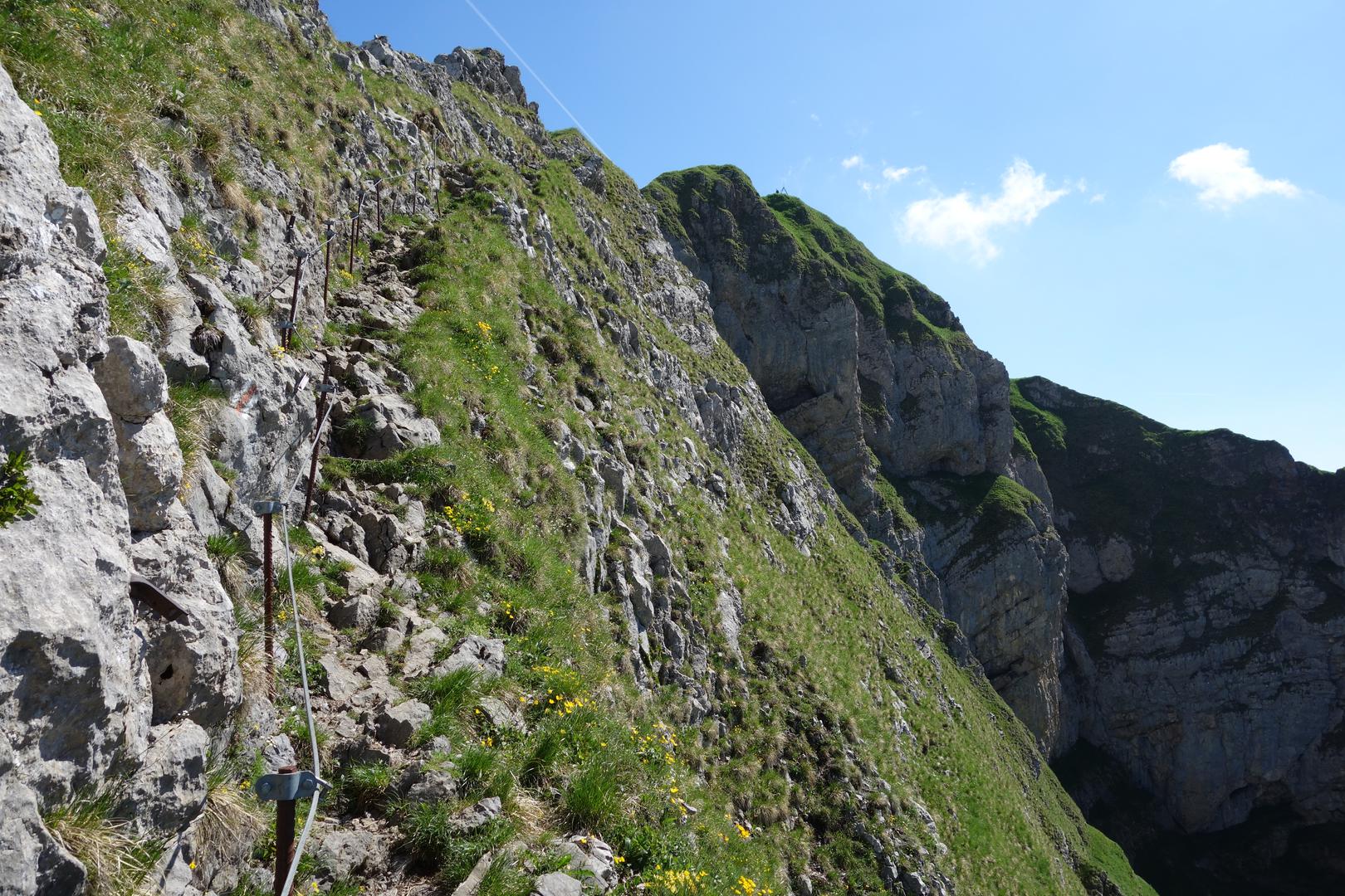 Steiler Hangweg mit Drahtseil