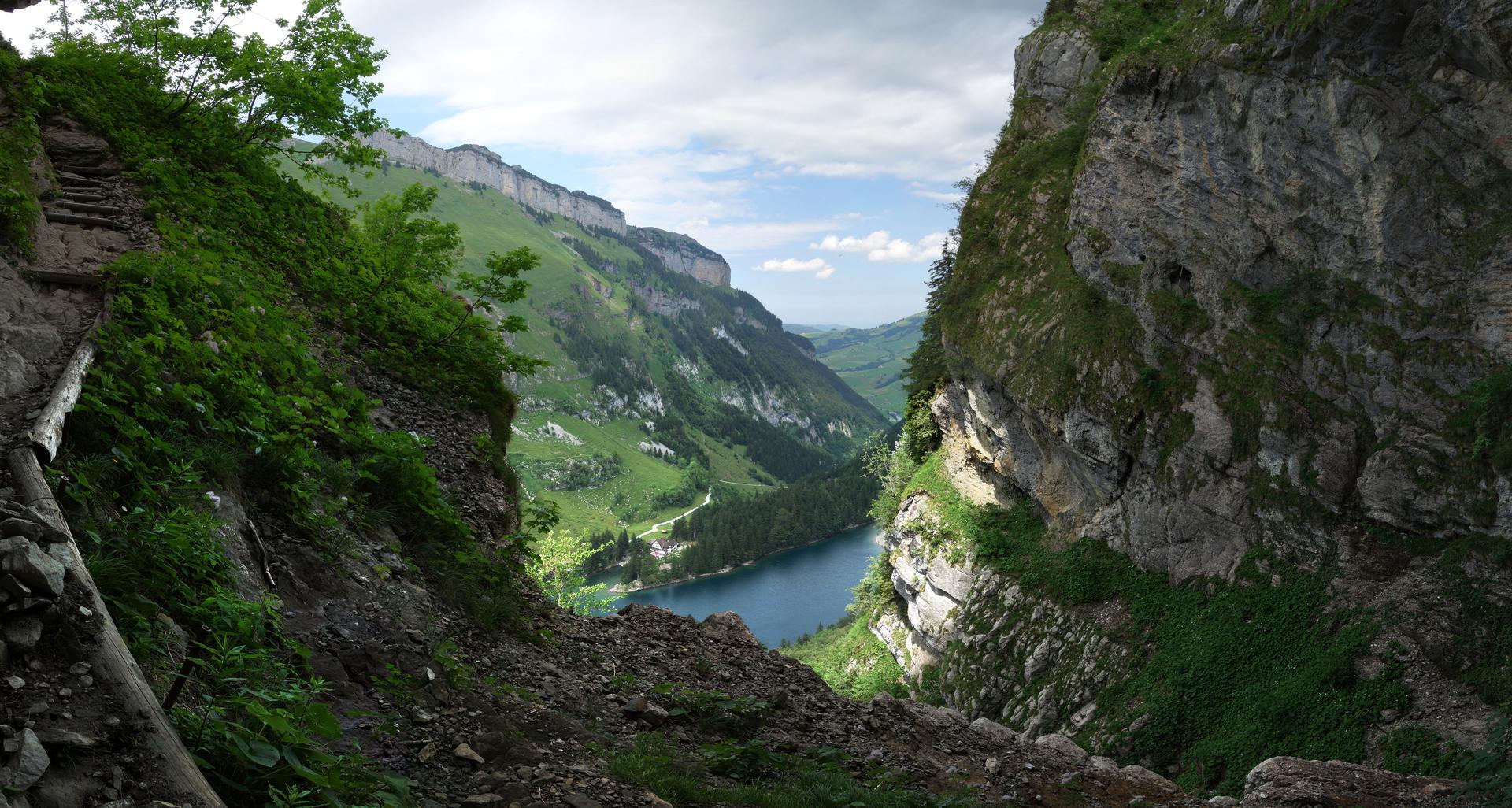 Weg durch Felswand zum Seealpsee