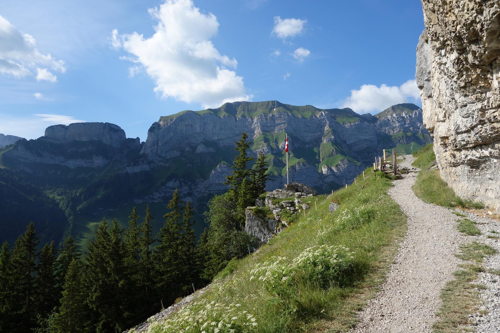 Weg unterhalb von Felswand