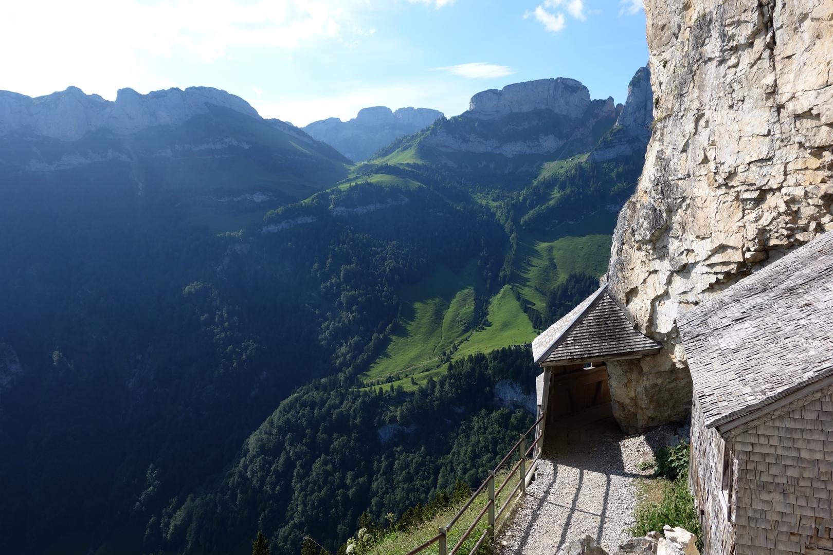 Weg von Restaurant Äscher zur Kapelle Wildkirchli