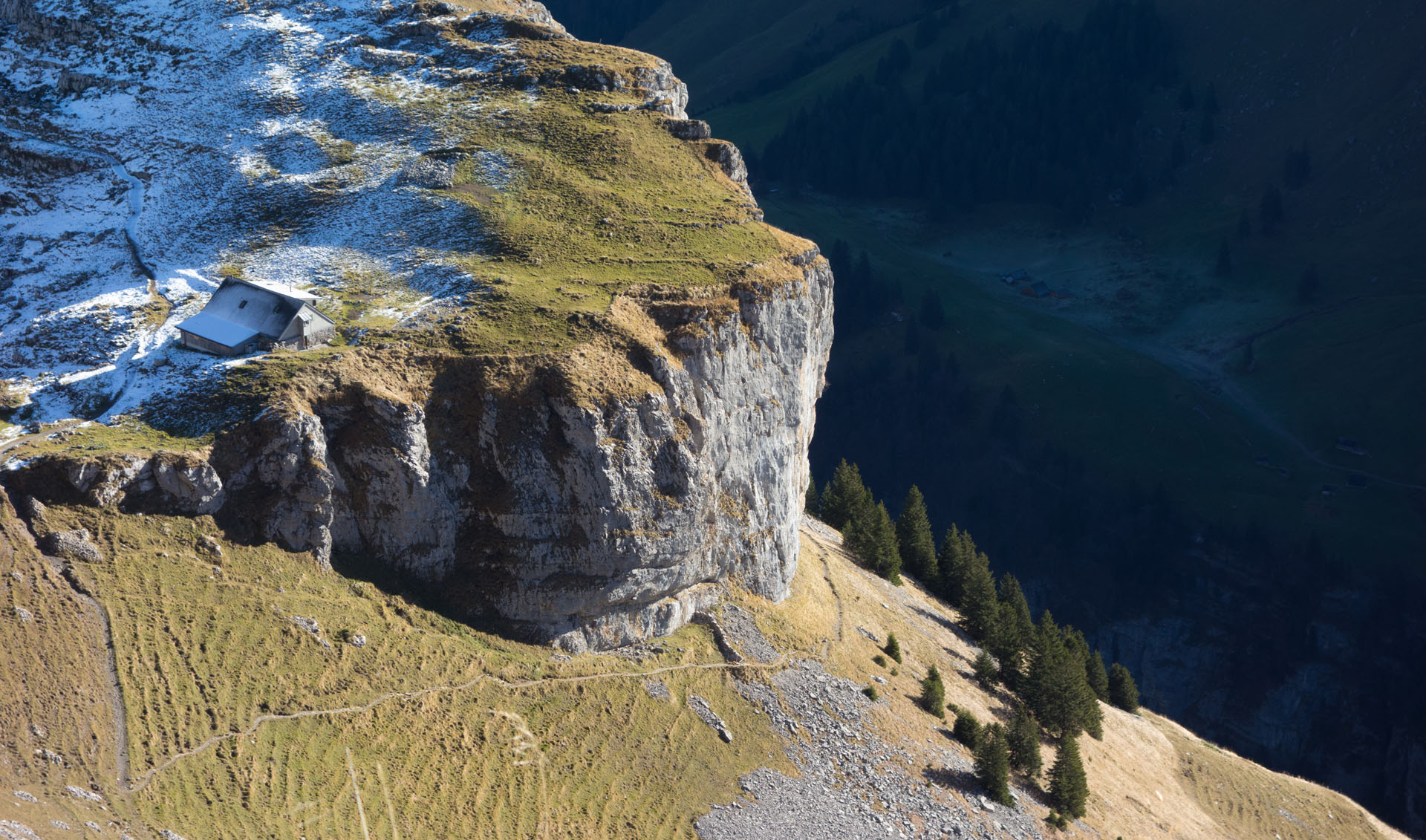 Alphütte auf Felsen