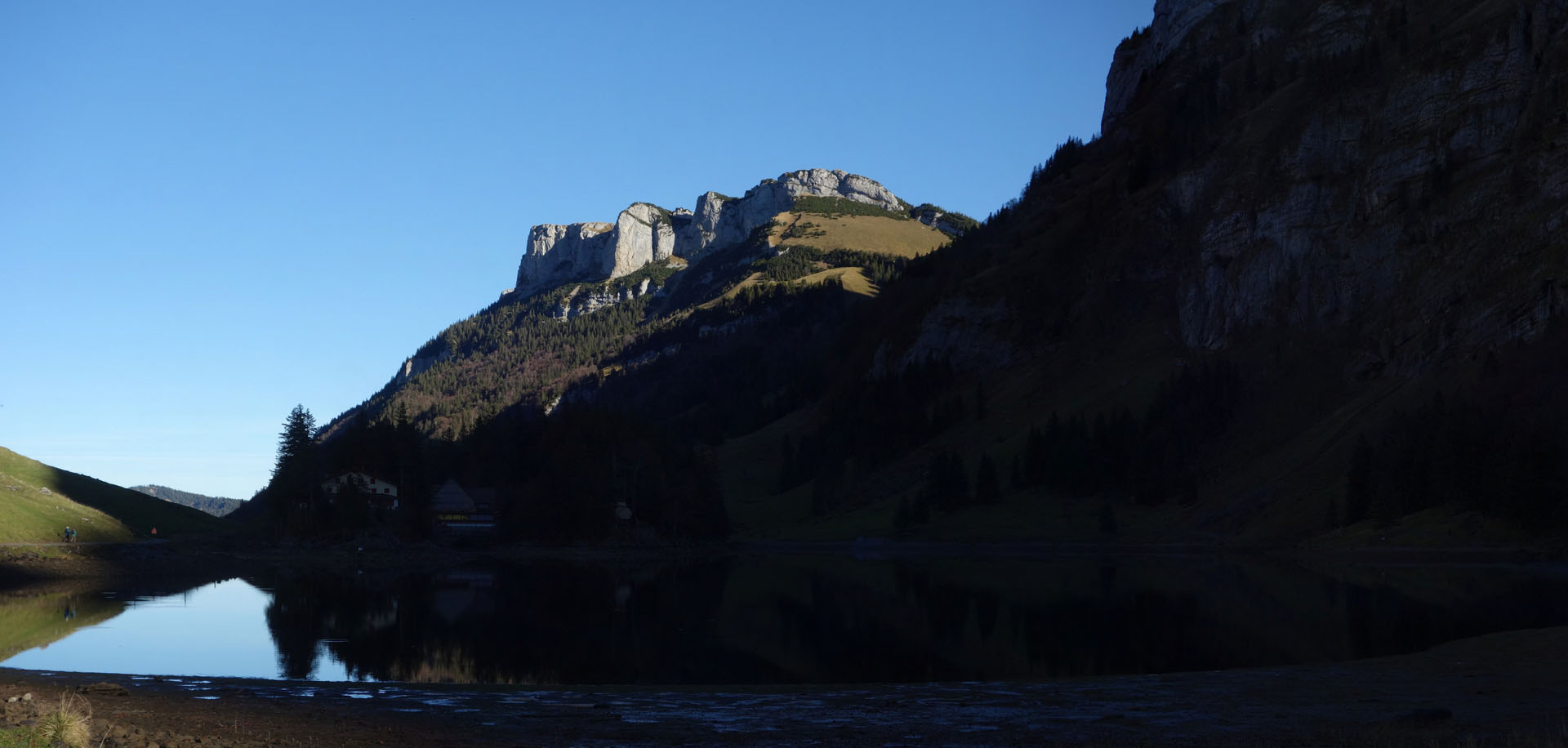 Schattiger Bergsee