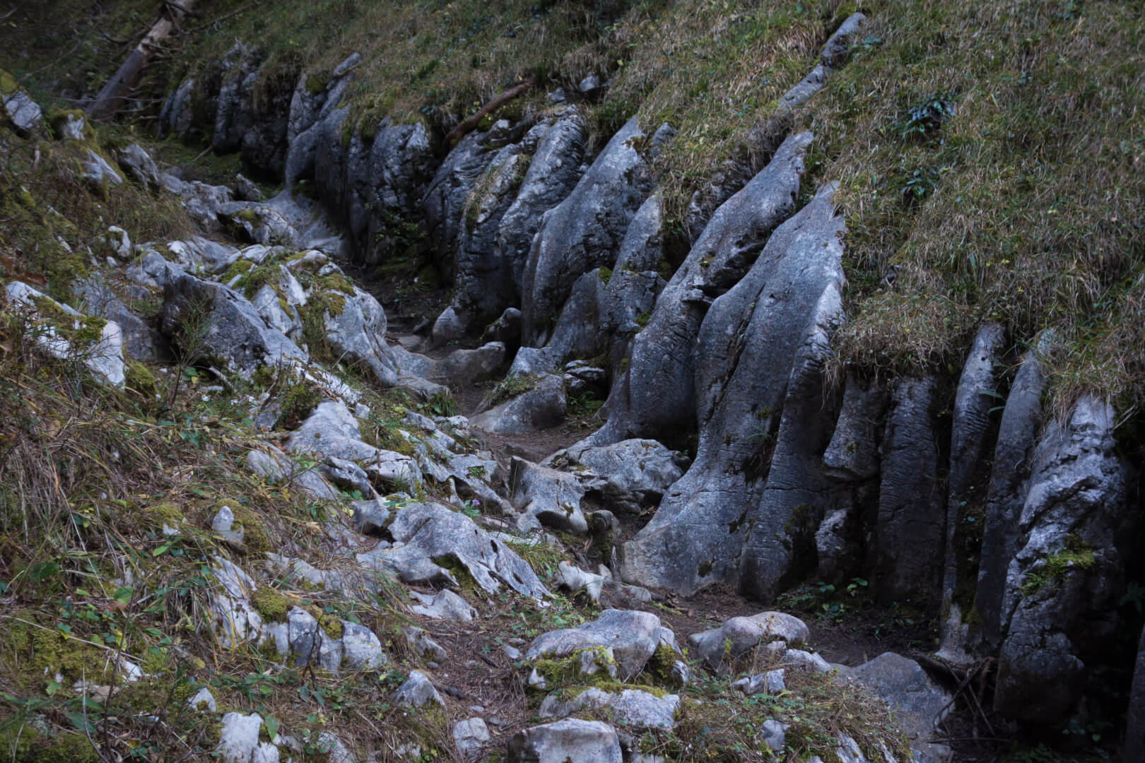 Weg durch Felsrinne