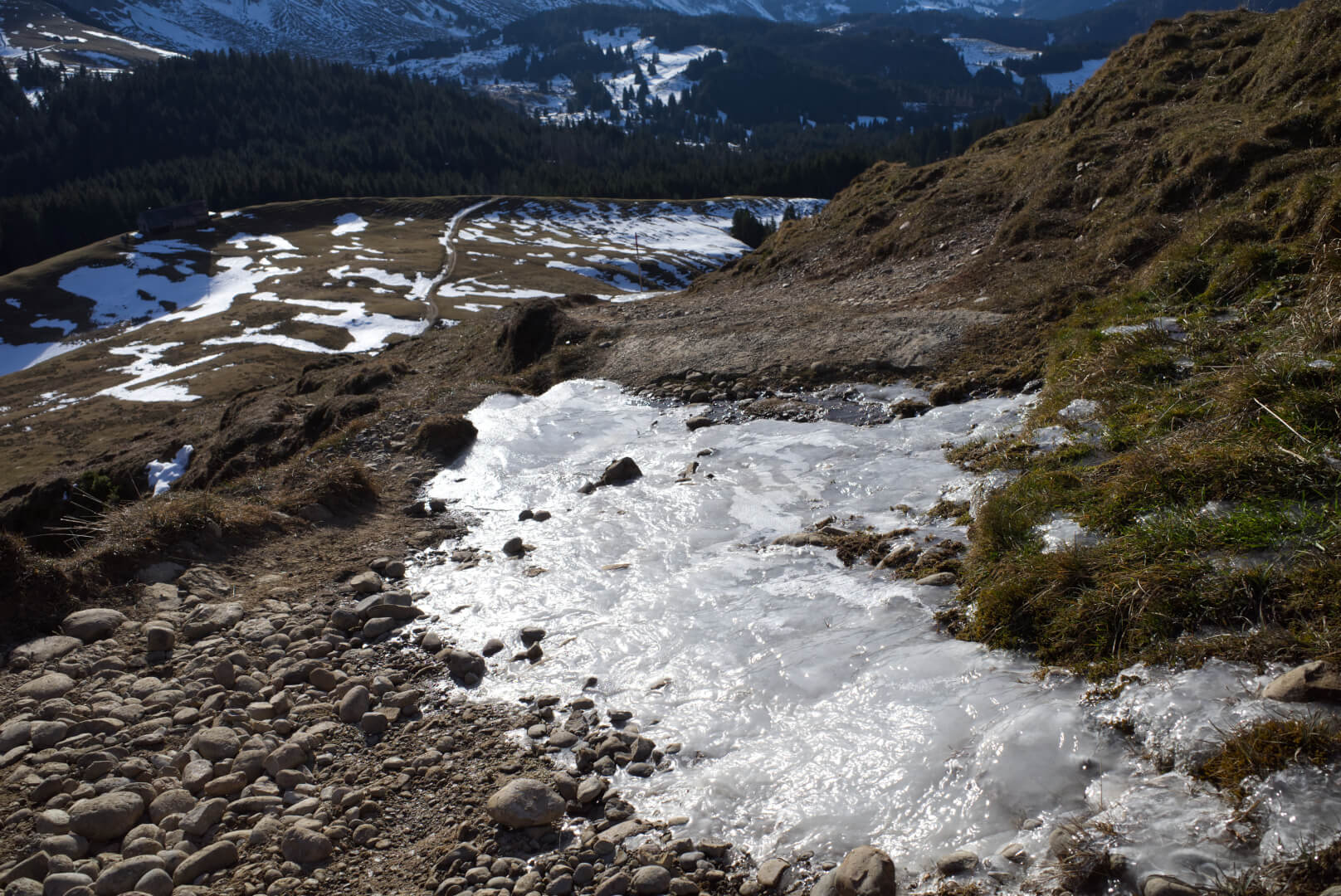 Eis auf Wanderweg