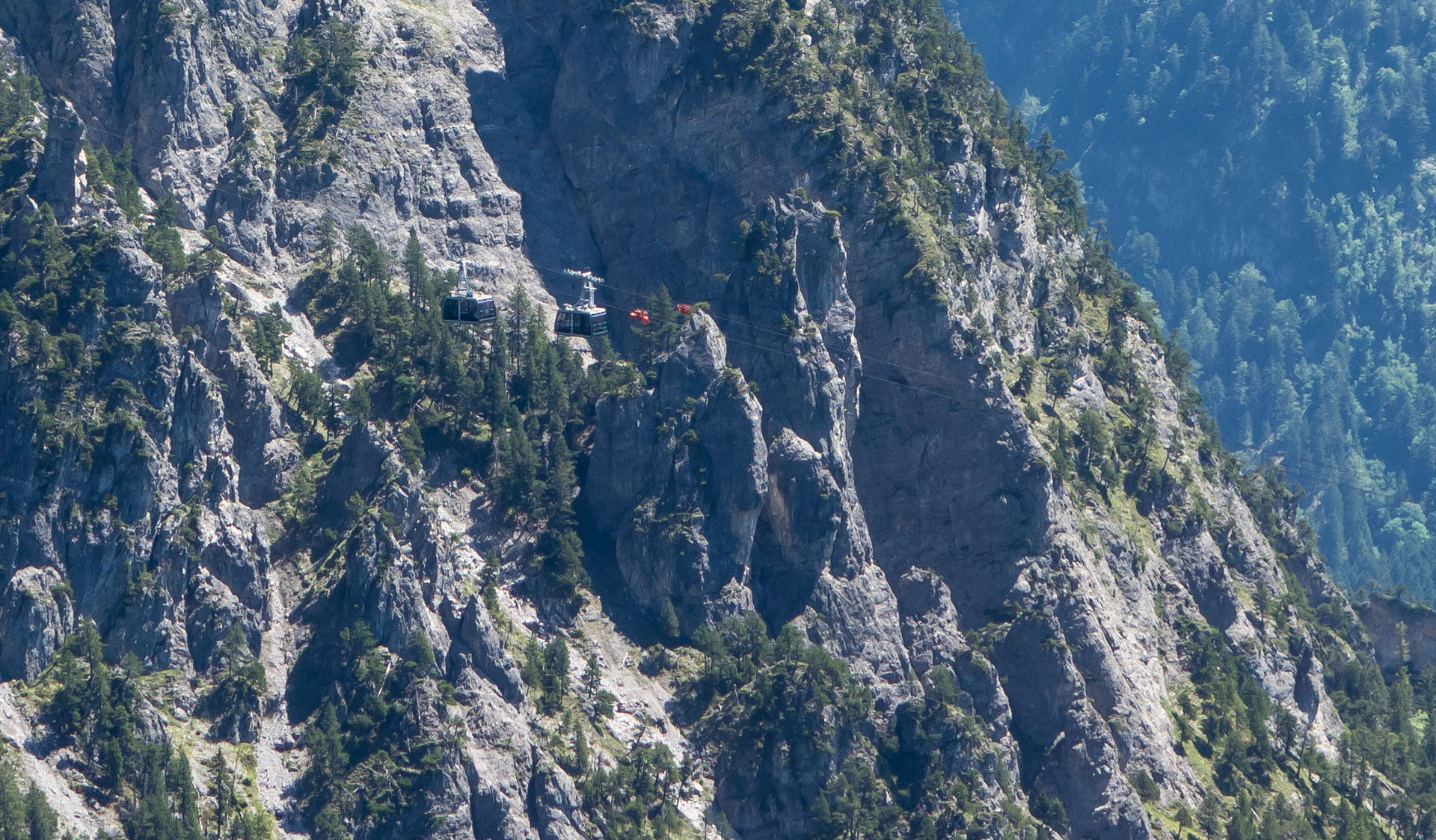 Seilbahn vor Felsen