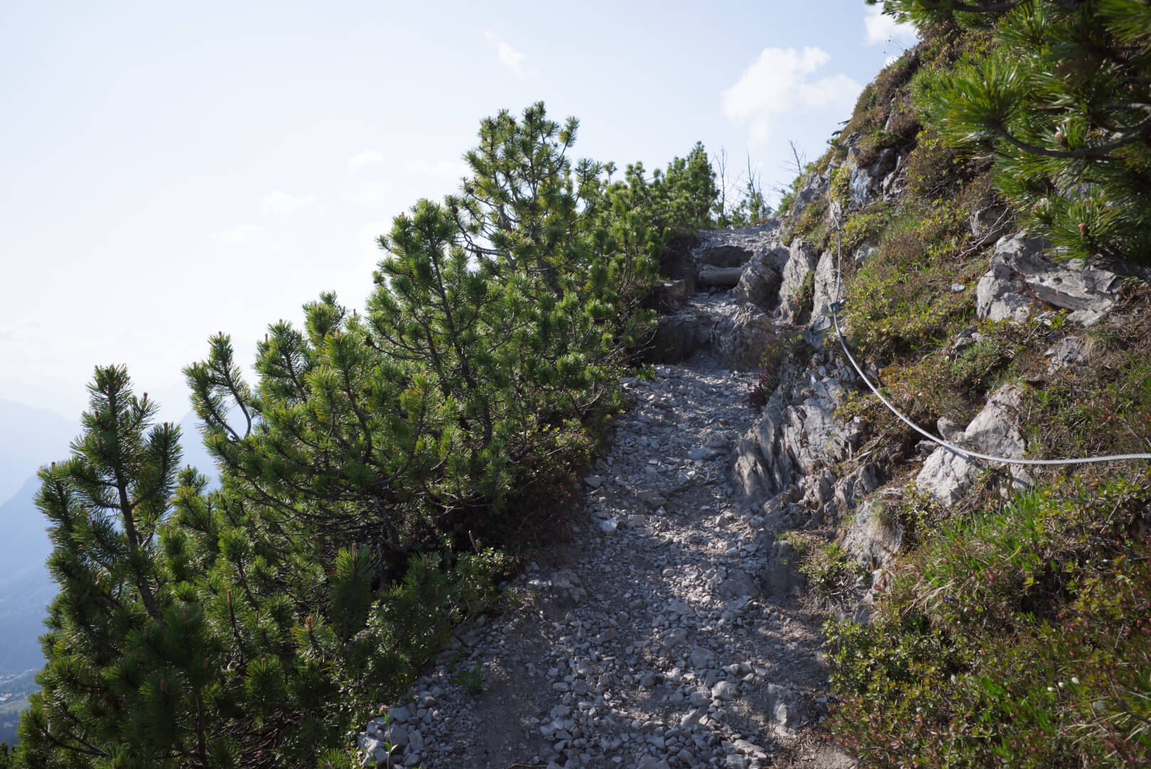 Weg mit Drahtseil