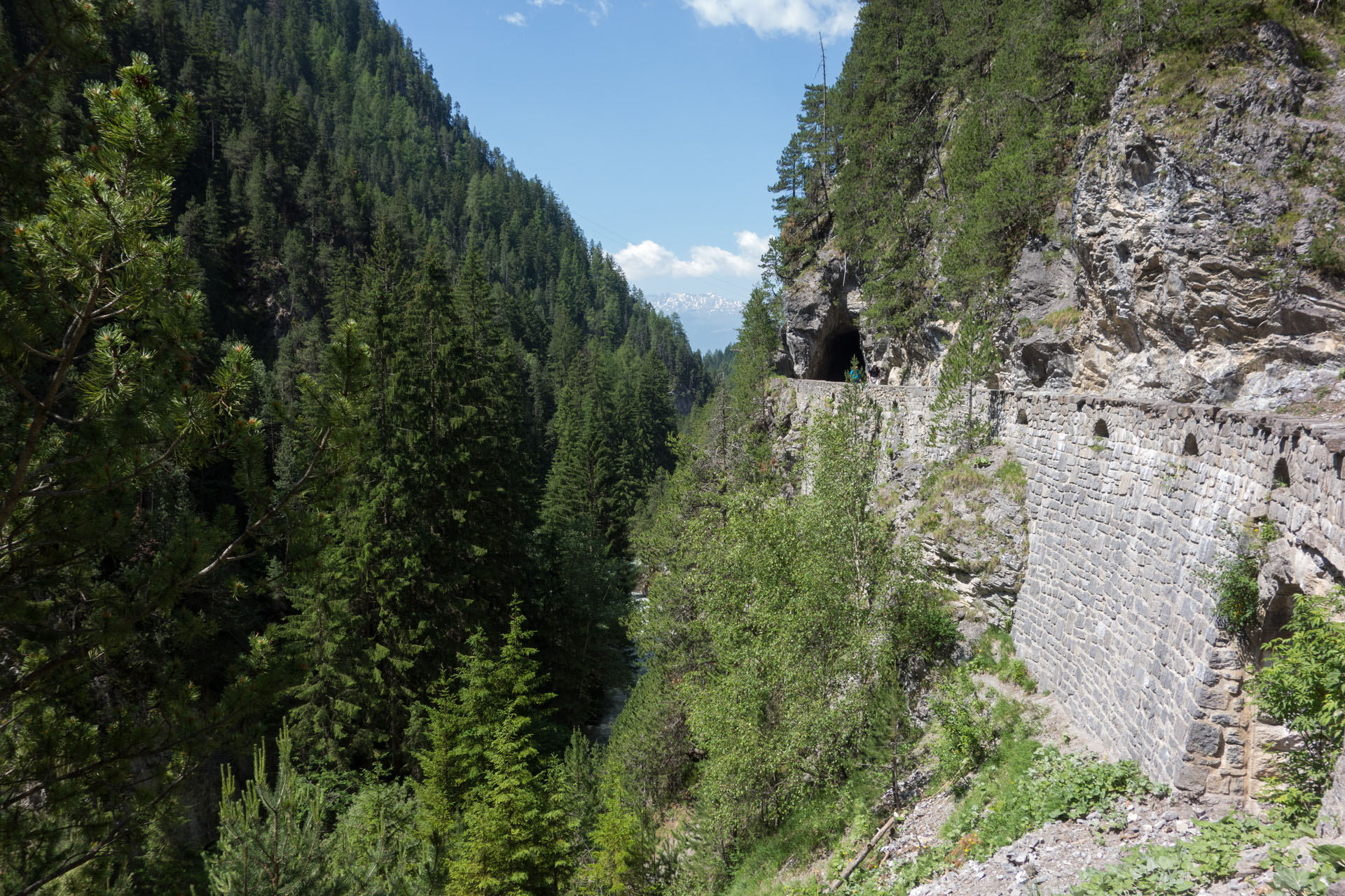 Straße durch die Zügenschlucht