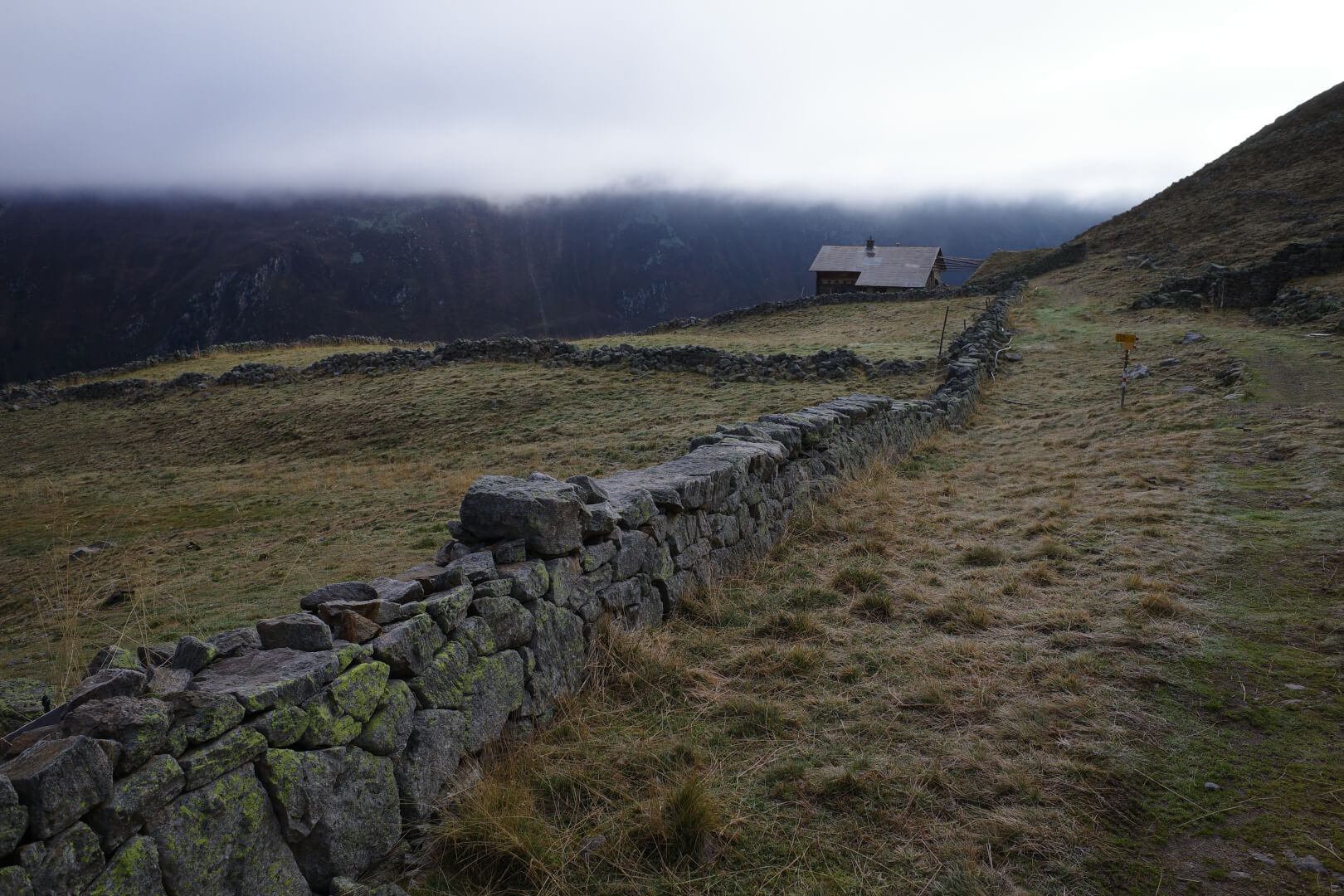 Alte Mauer an Alp