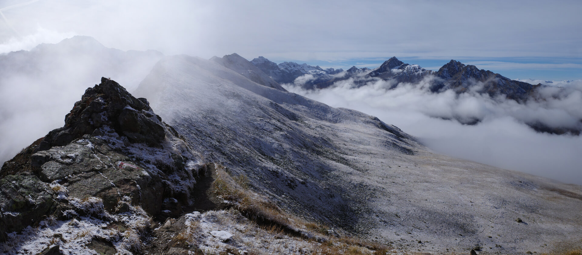 Grat mit Nebel