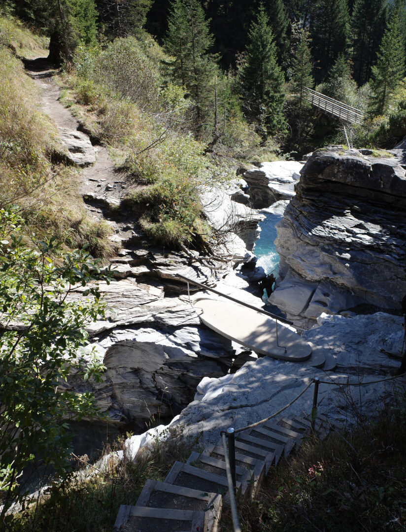 Steg über Schlucht