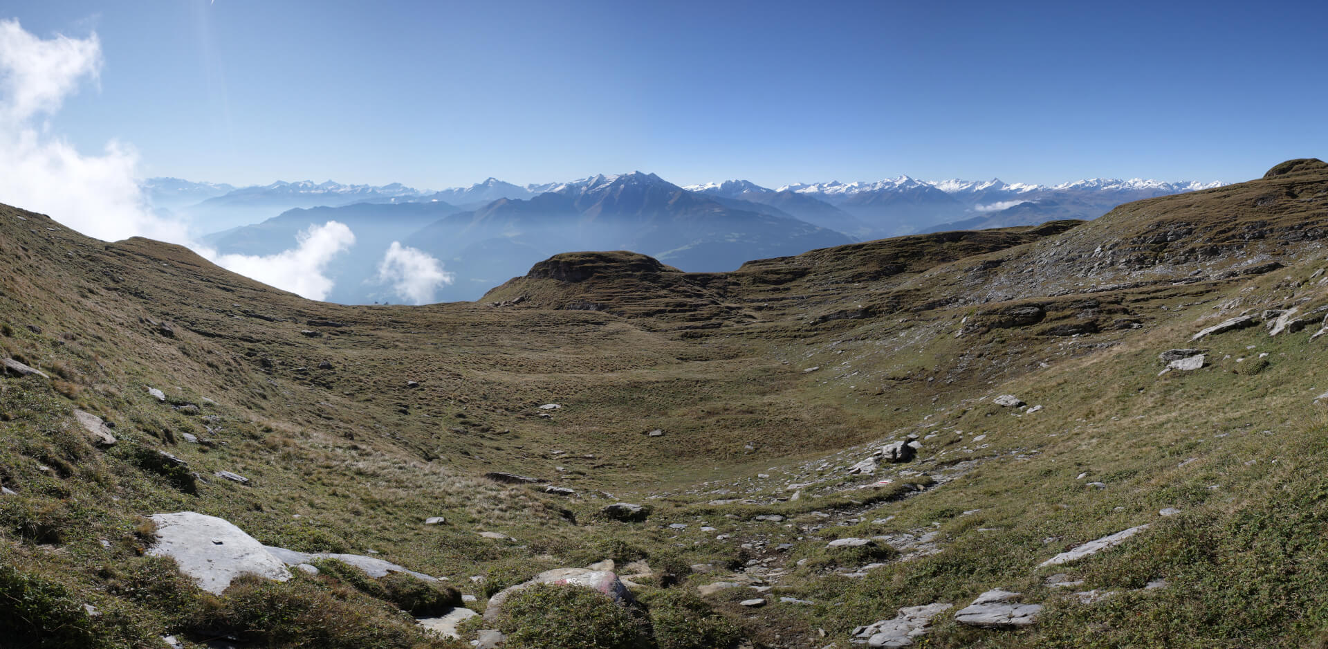 Wanderweg über Wiesen
