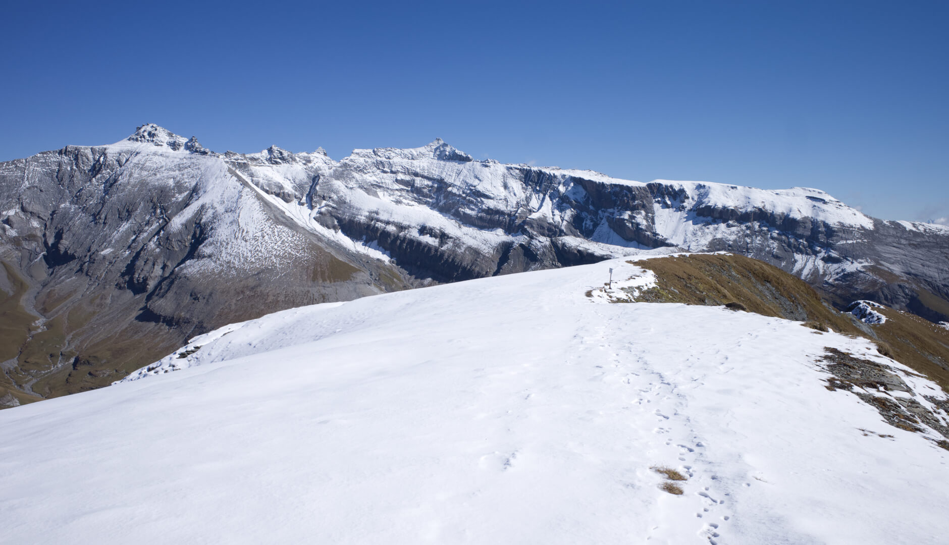 Weg durch Schnee