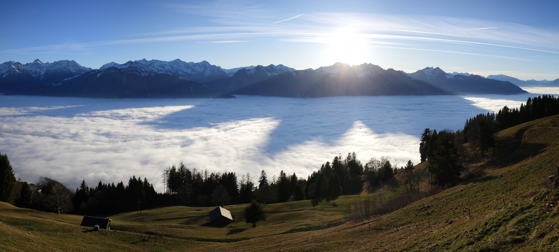 Bergschatten auf Nebel