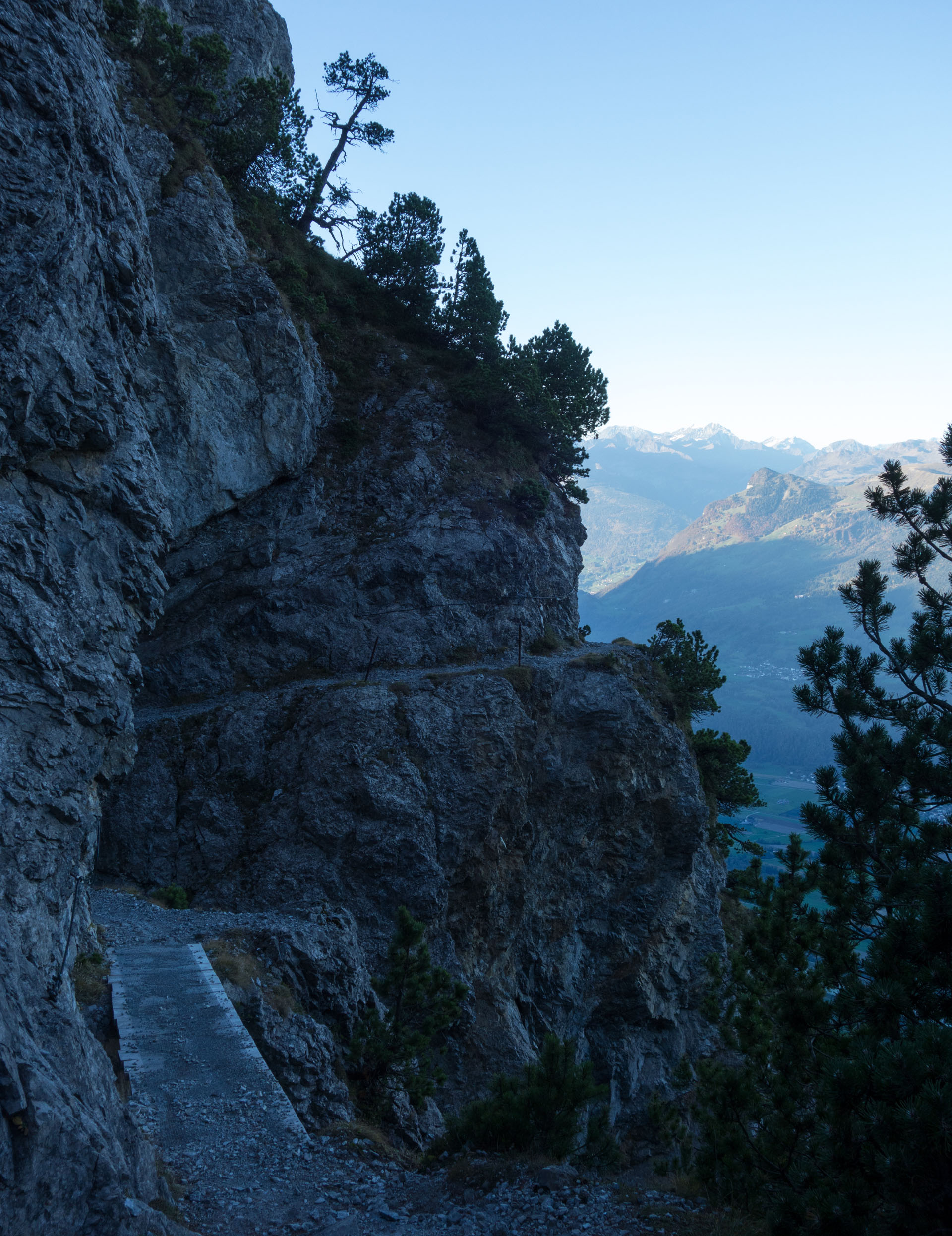 In Fels geschlagener Weg