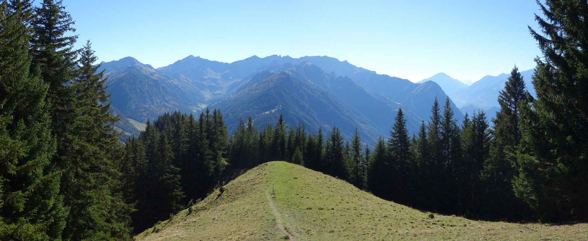 Wanderweg auf Grasgrat