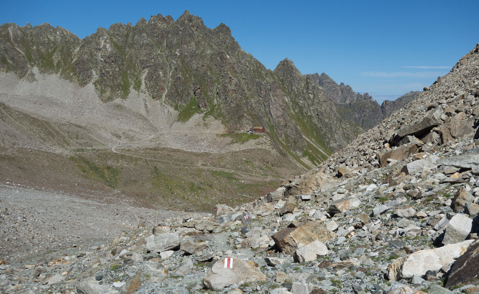 Wanderweg durch Geröll