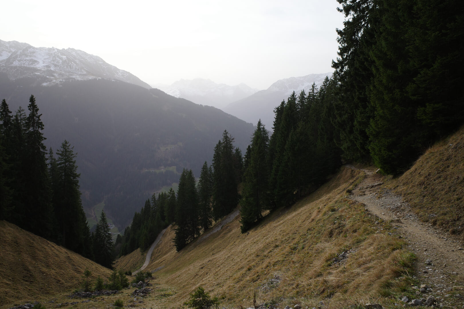 Wanderweg an steilem Hang