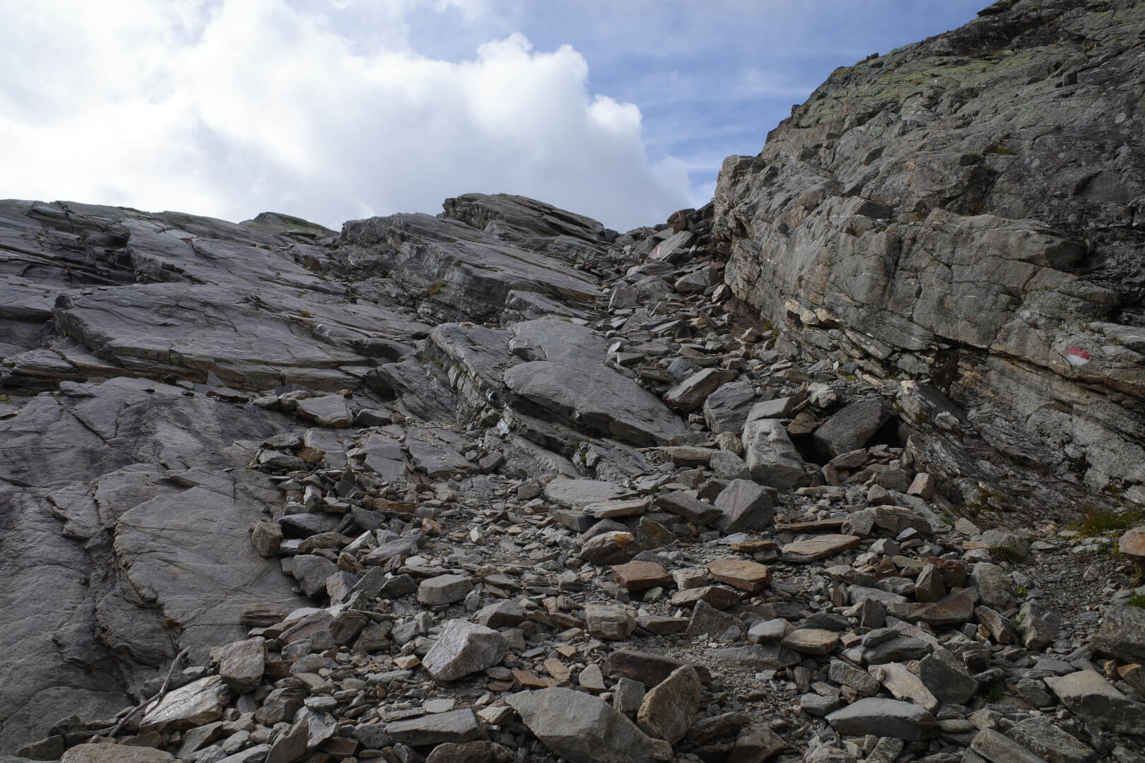 Weg durch Fels