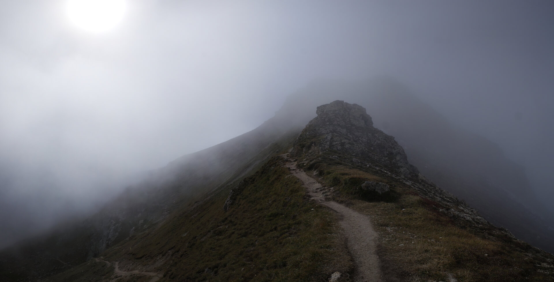 Gratweg mit Wolken