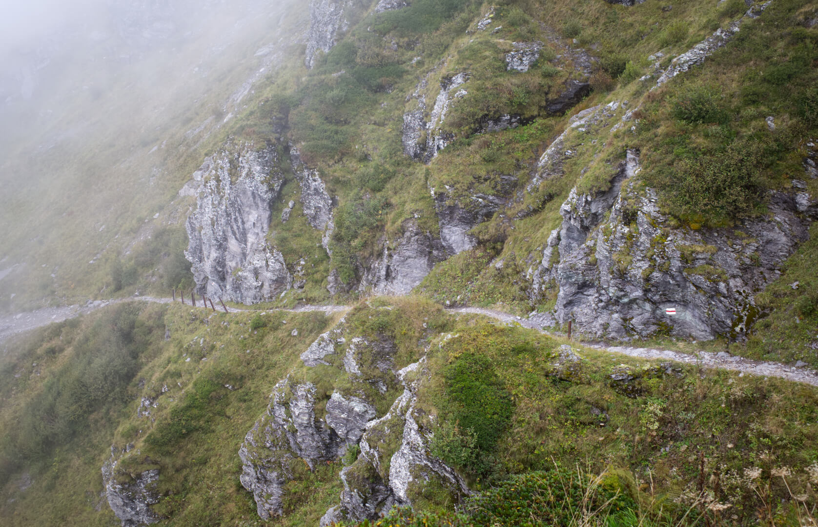 Wanderweg durch Felsen