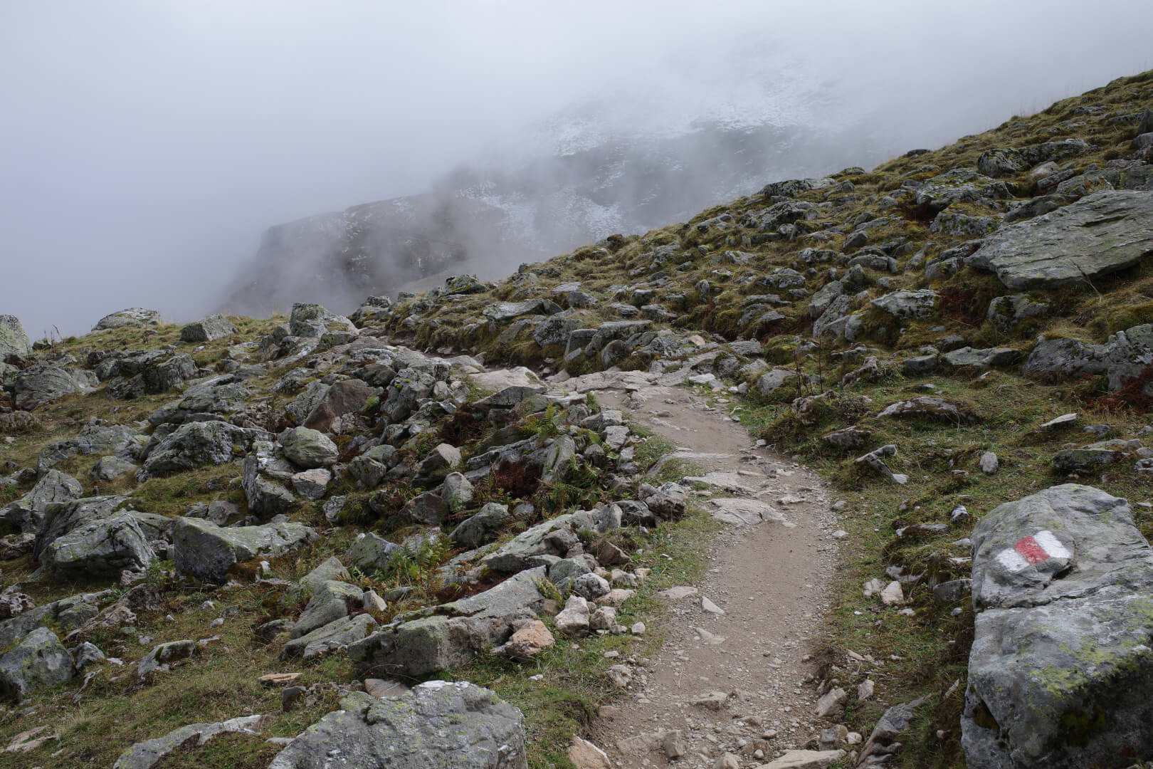 Weg durch Steine
