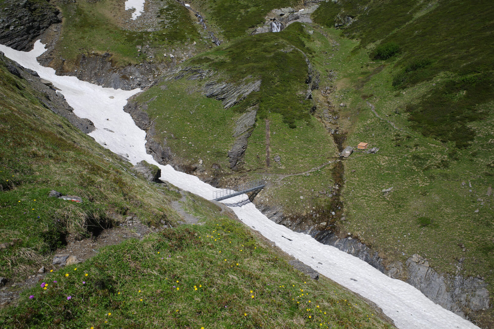 Brücke über Schneefeld