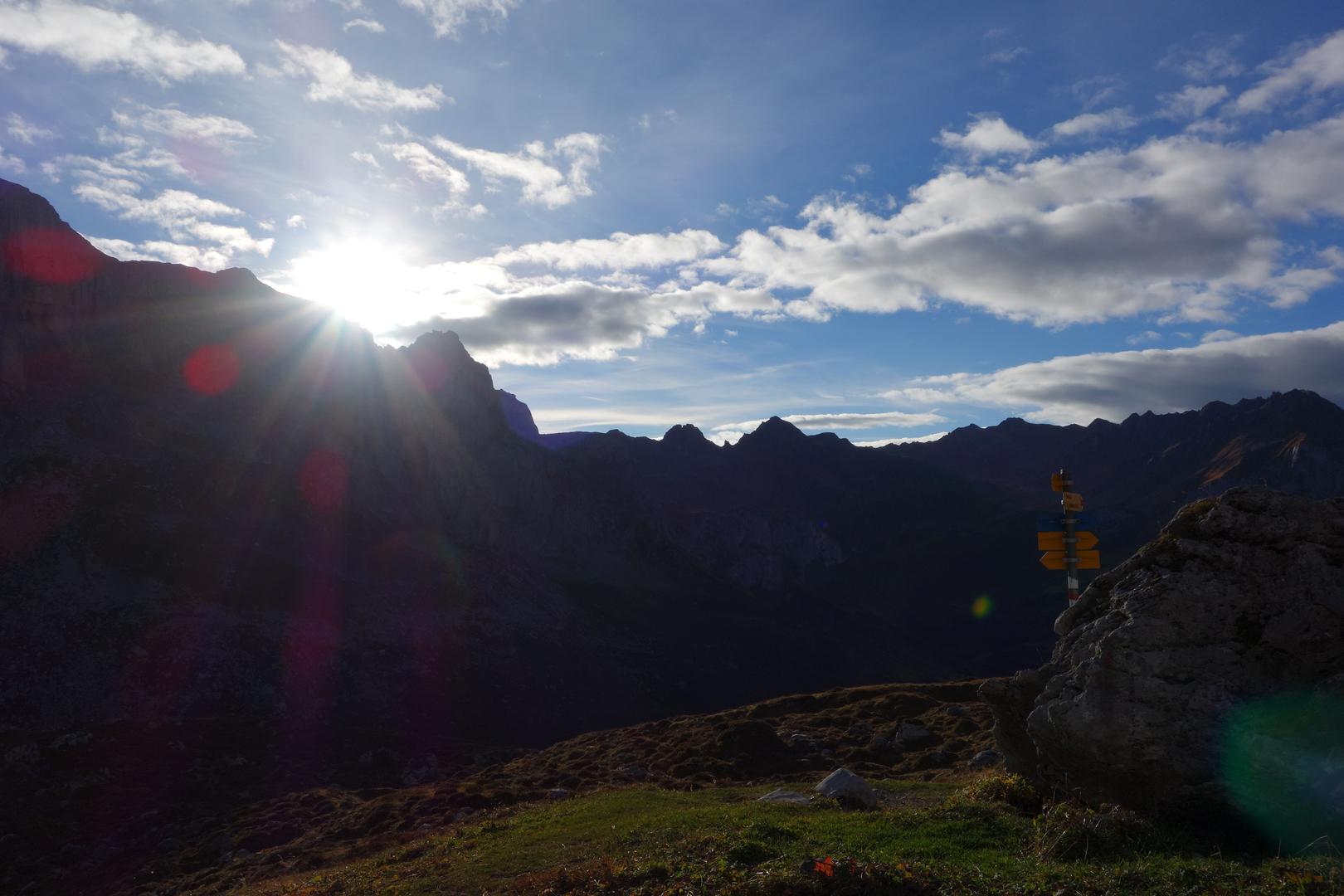 Sonnenaufgang hinter Bergen