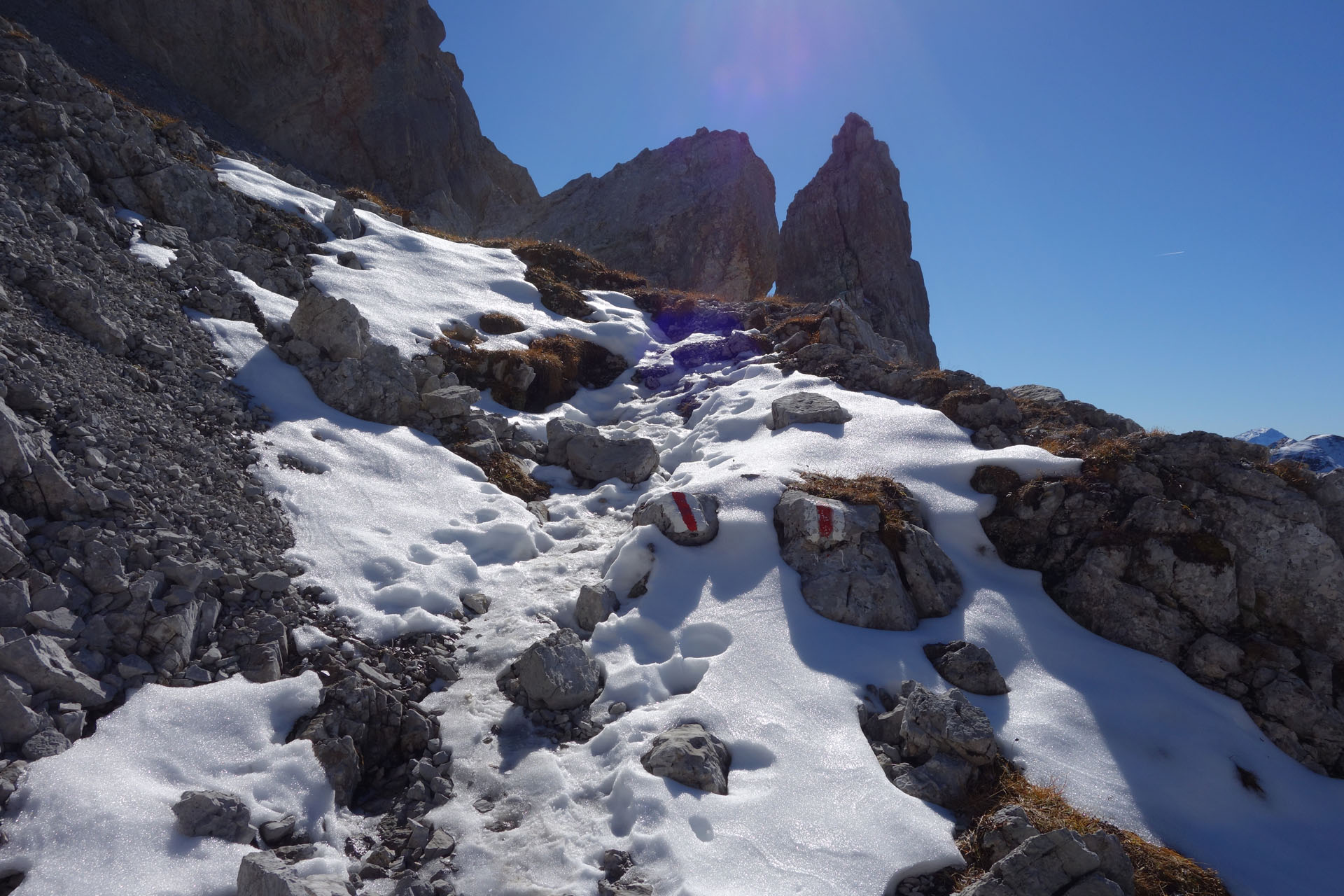 Bergweg durch Schnee