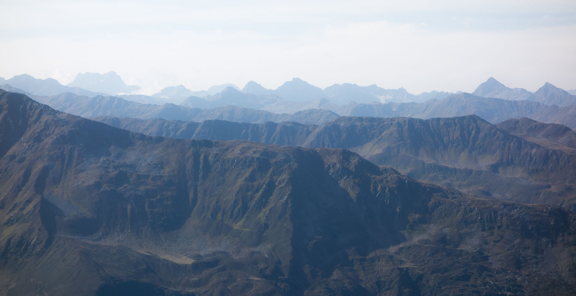 Bergkämme im Dunst