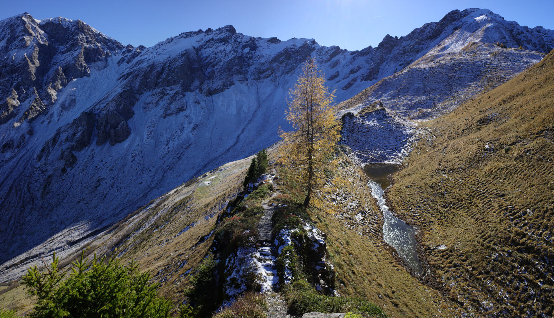 Weg auf schmalem Grat