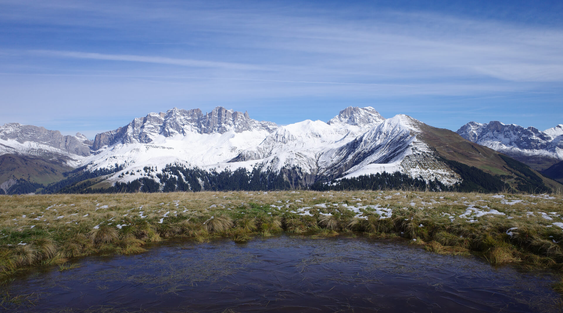 Gefrorener See und Drusenfluh