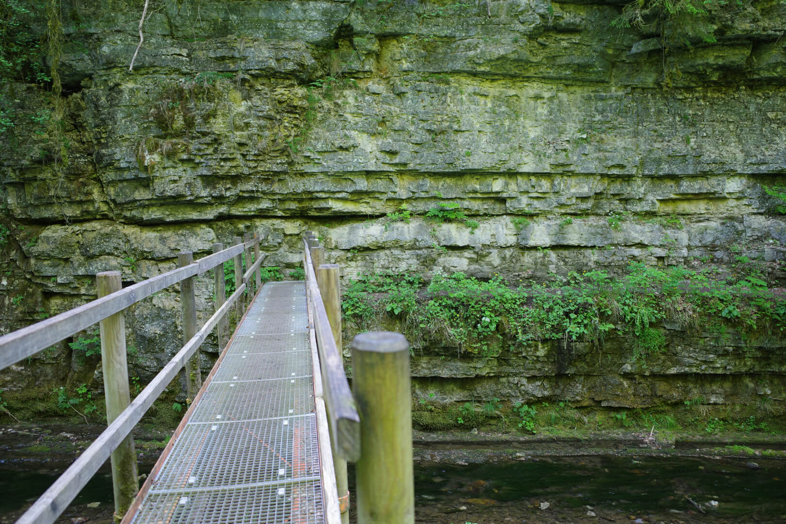 Brücke zu Felsenweg
