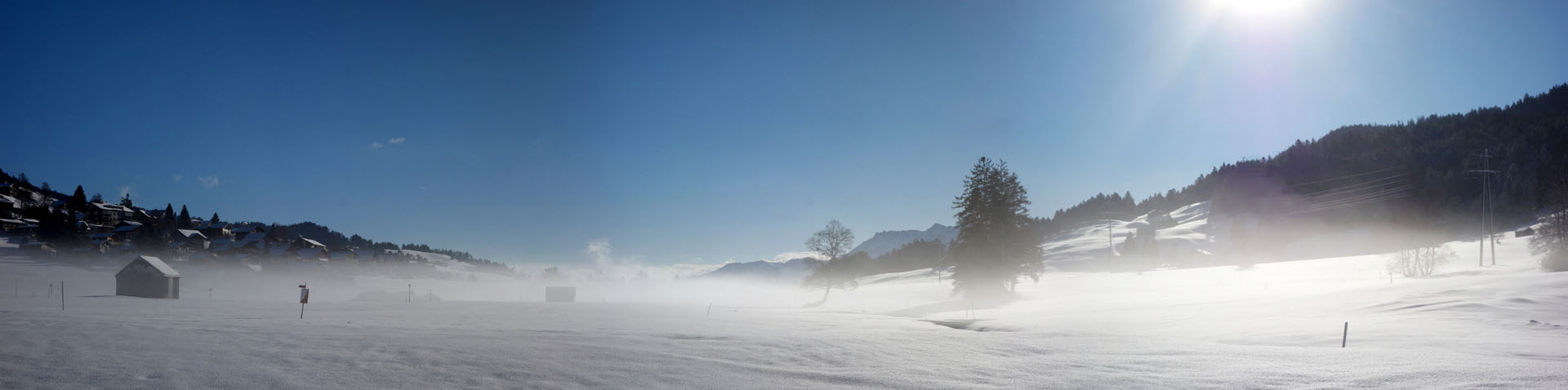 Nebel über Schneefläche