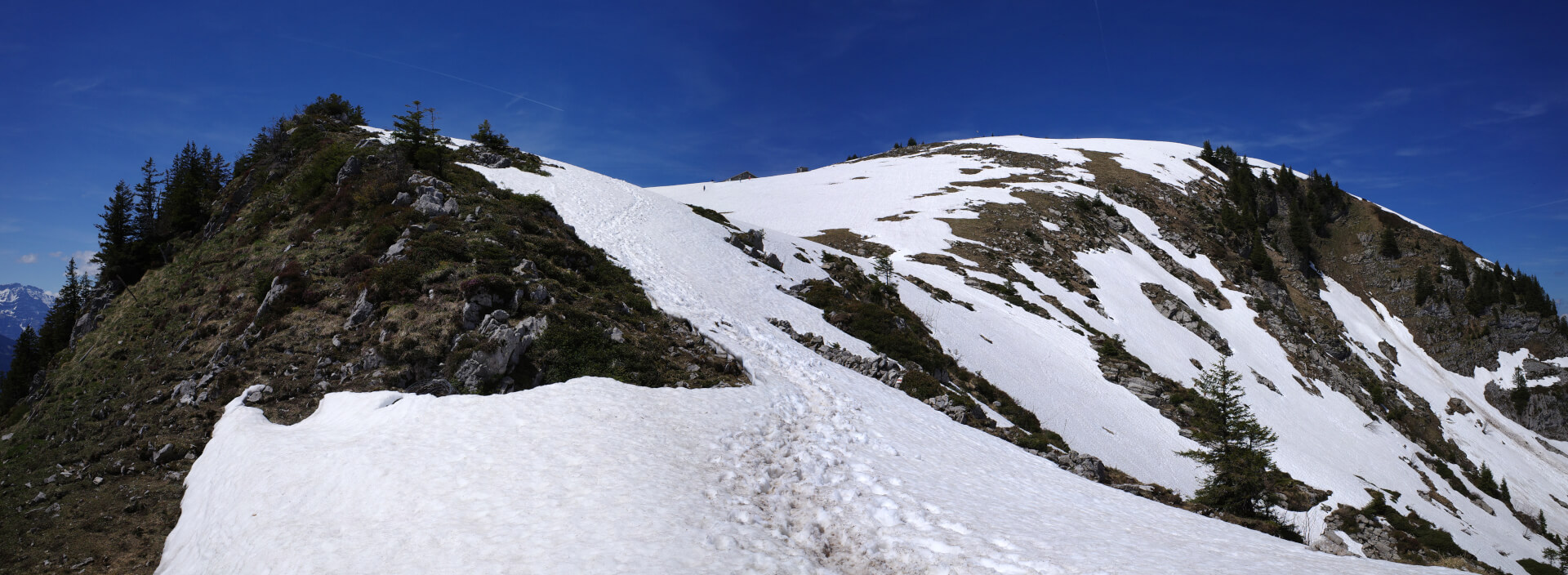 Weg über Schneefeld