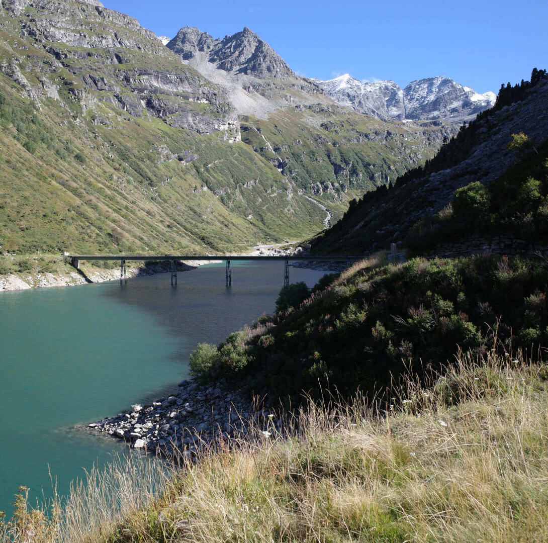 Brücke über See