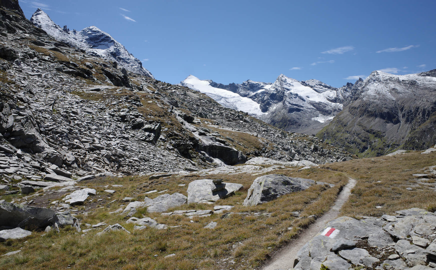 Wanderweg mit Adula Rheinwaldhorn